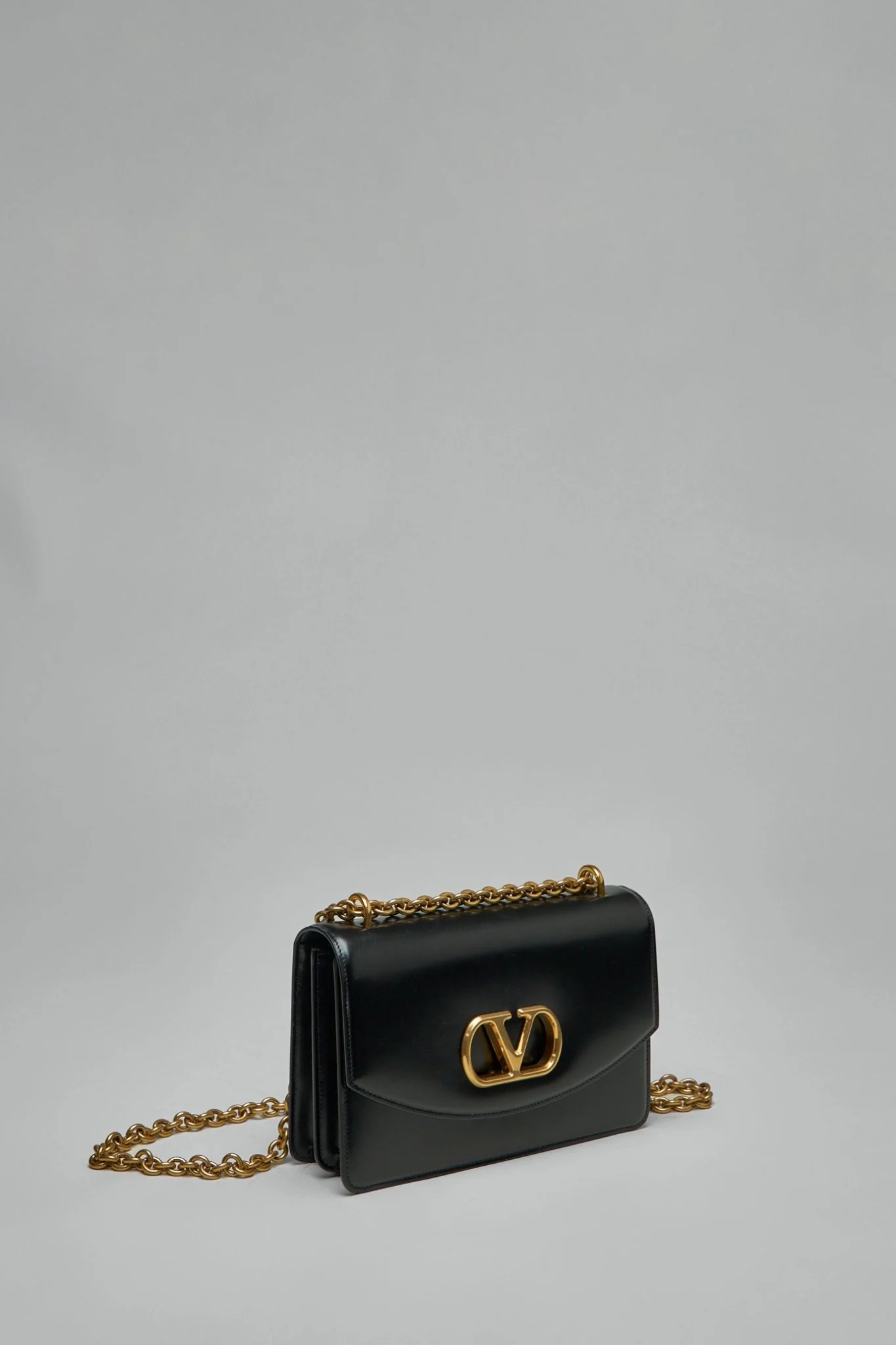 VLogo Signature Foldover Top Shoulder Bag - Image 4