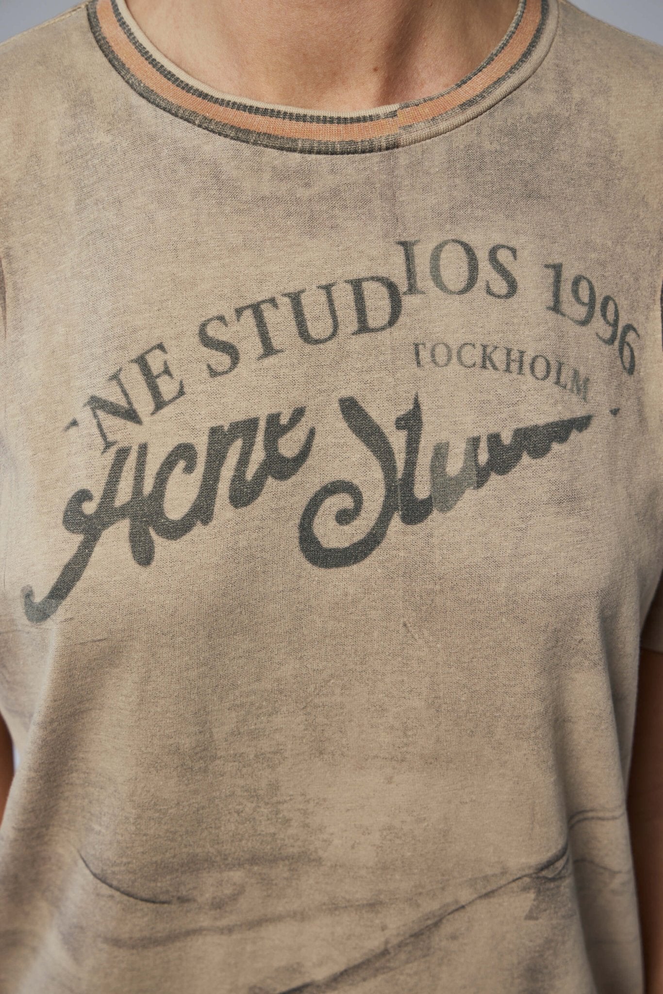 Graphic T-shirt - Image 4