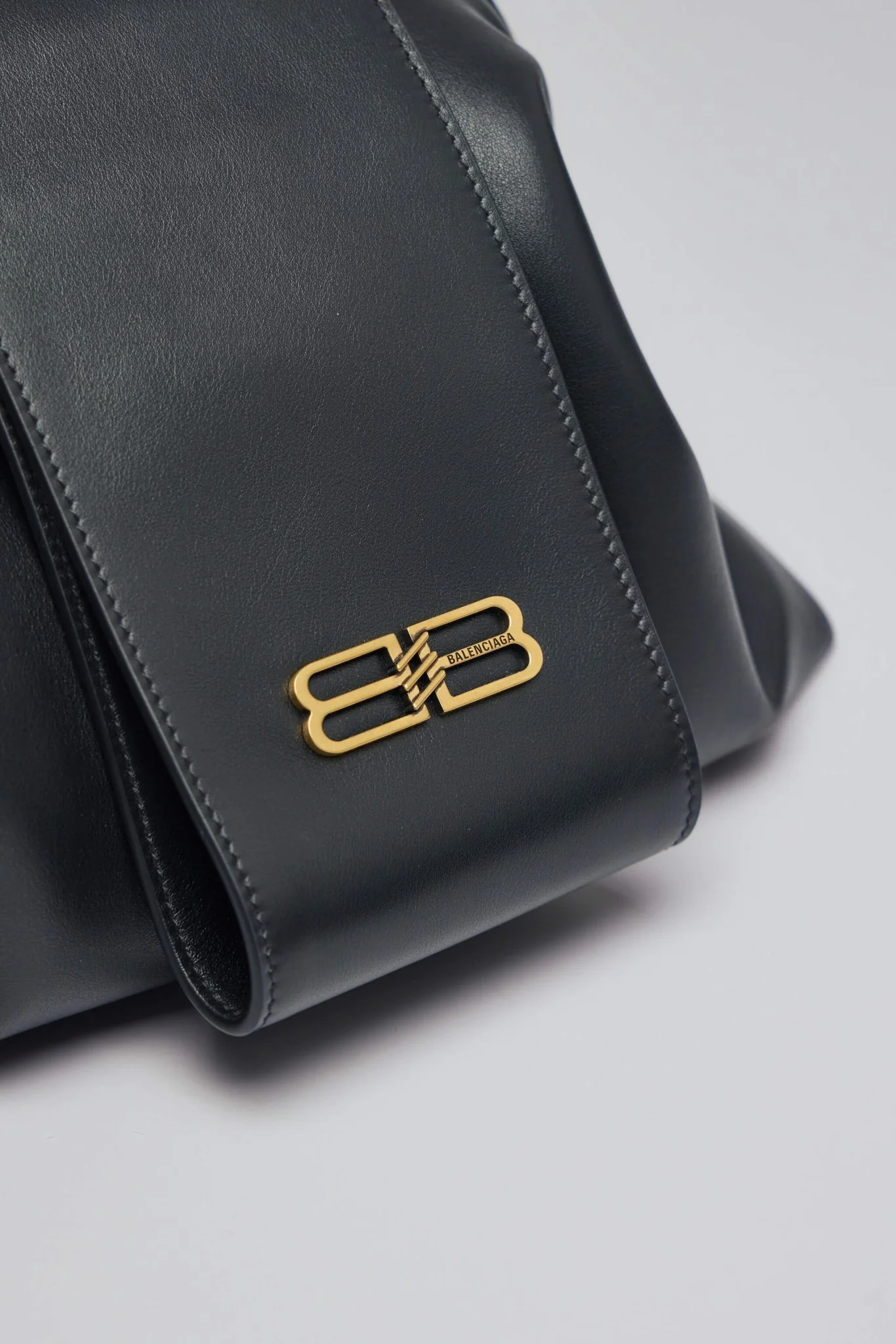 Handsfree Bag Medium with Handle - Image 4