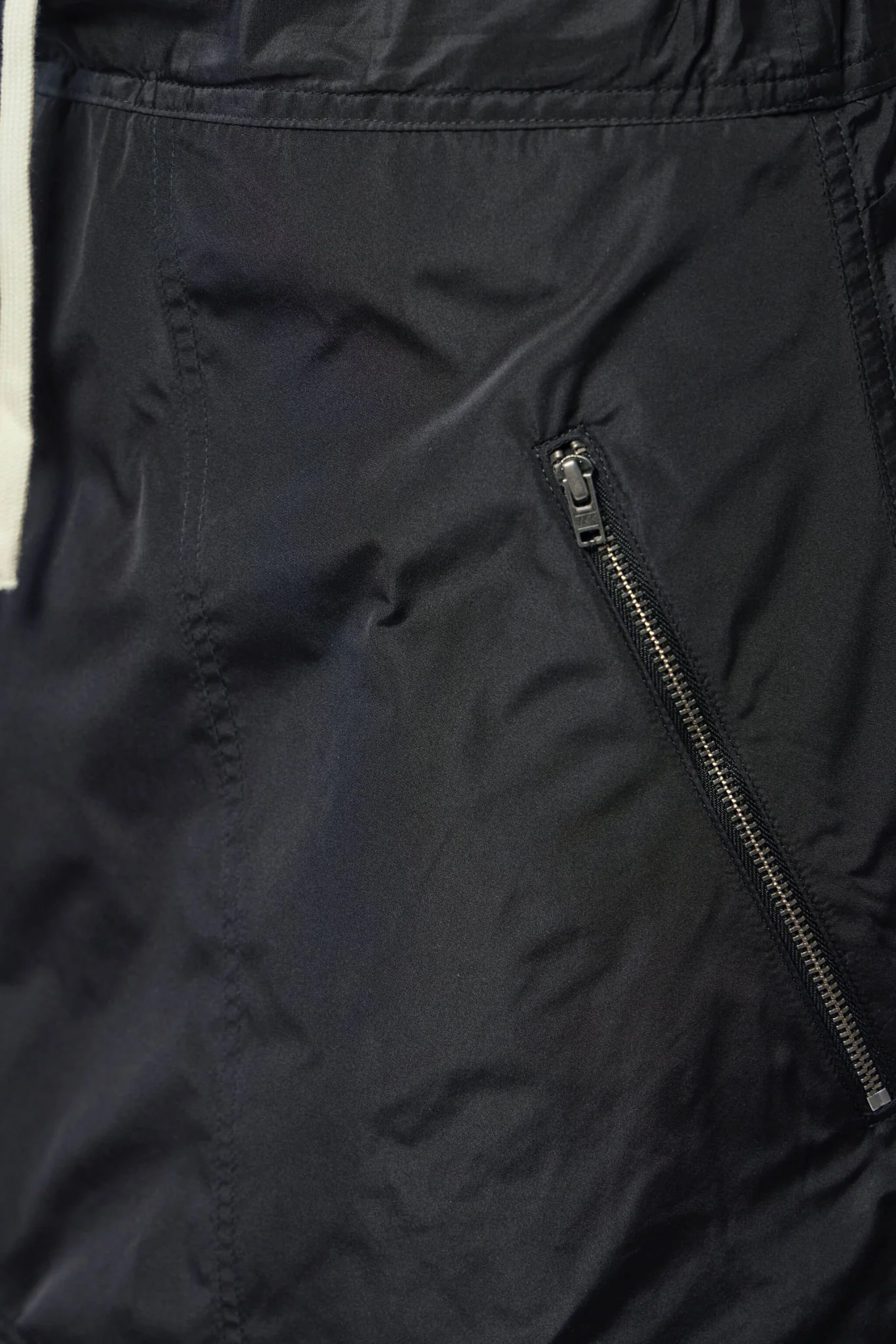 Relaxed Zip Pockets Shorts - Image 4