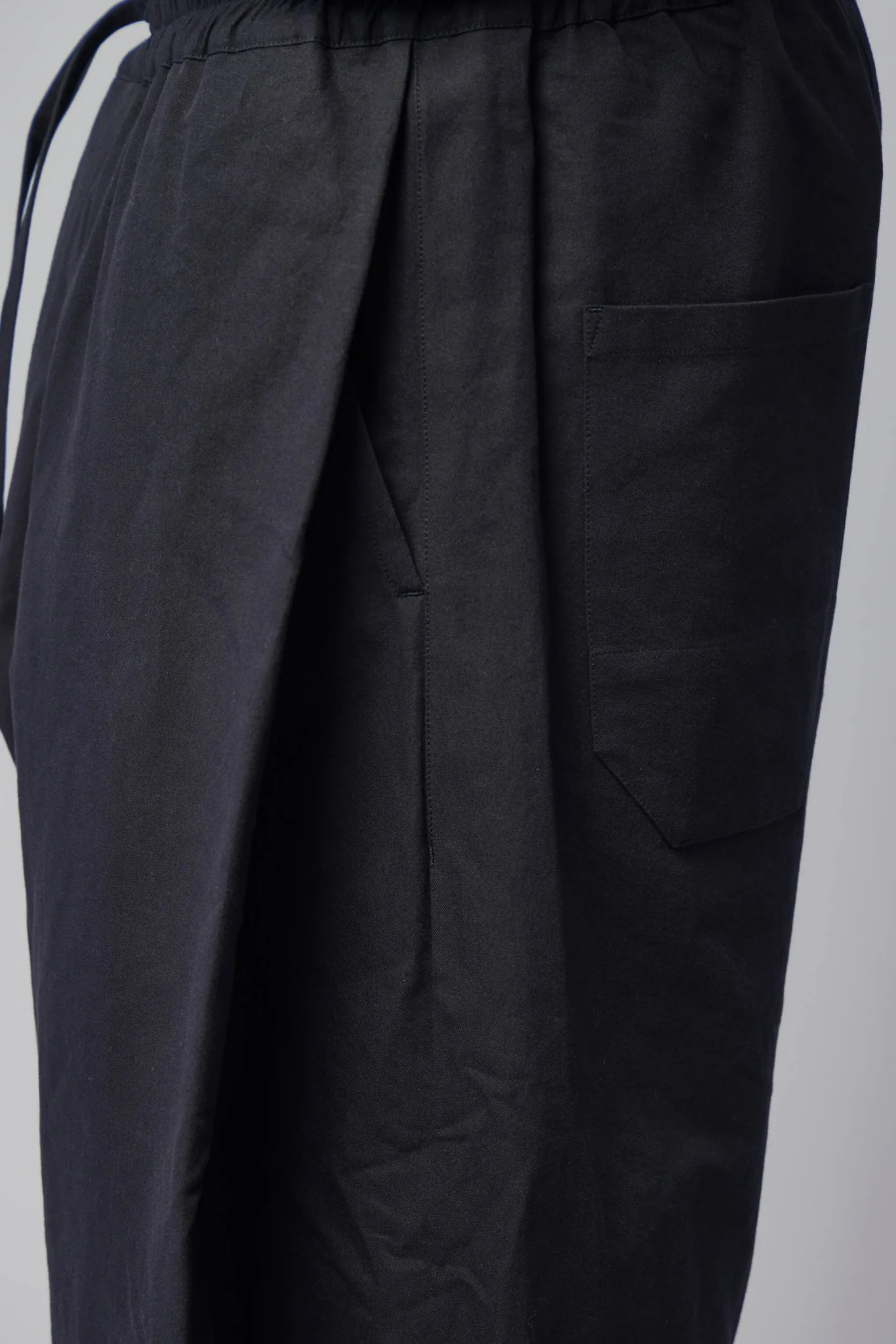 Single Pleated Cropped Shorts - Image 4