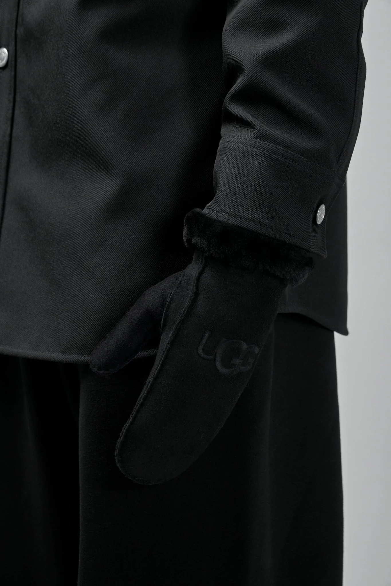 Sheepskin Embroider Mitten - Image 4