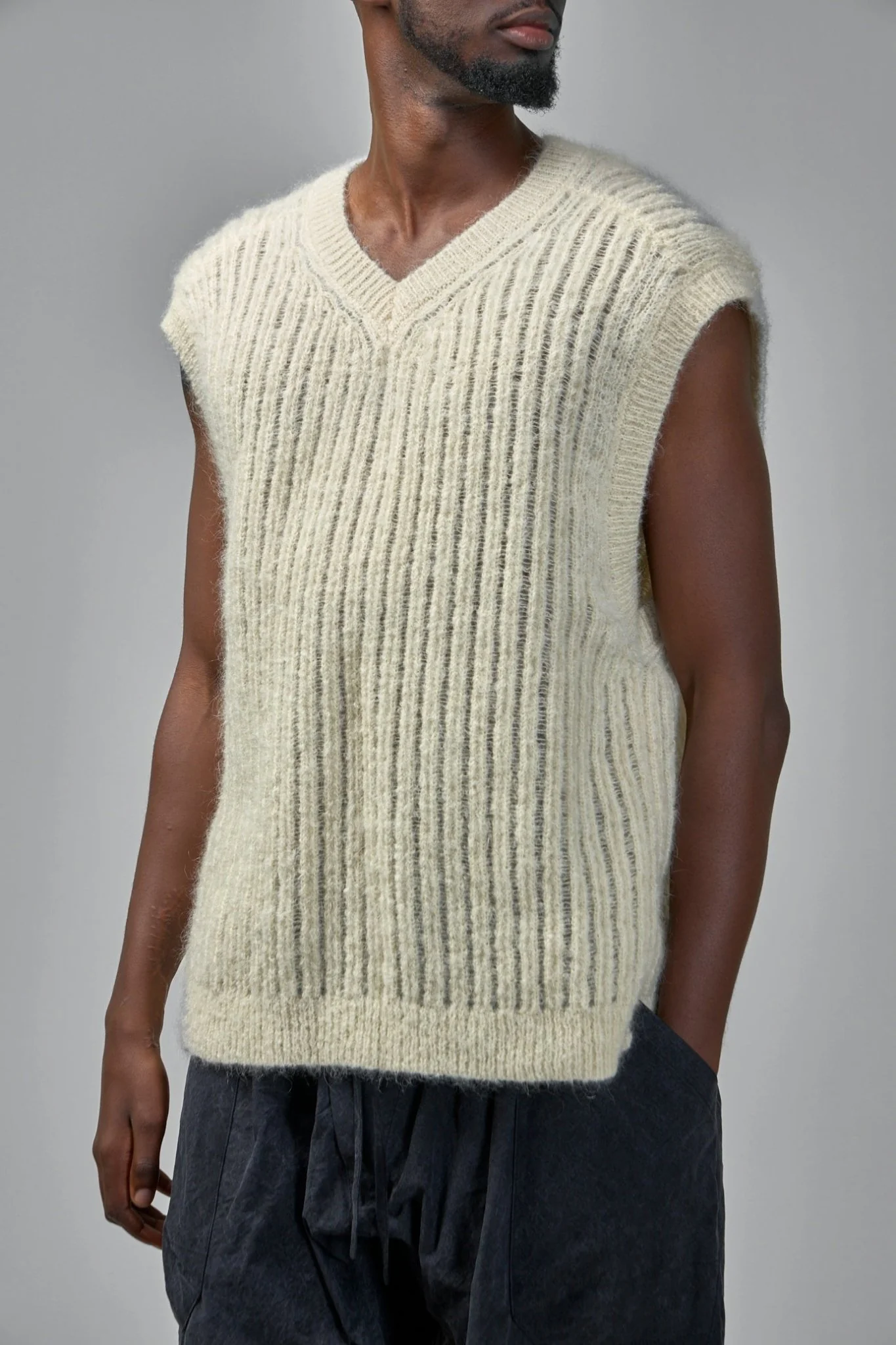 Knit#72 Wide fit Sleeveless V-Neck - Image 4