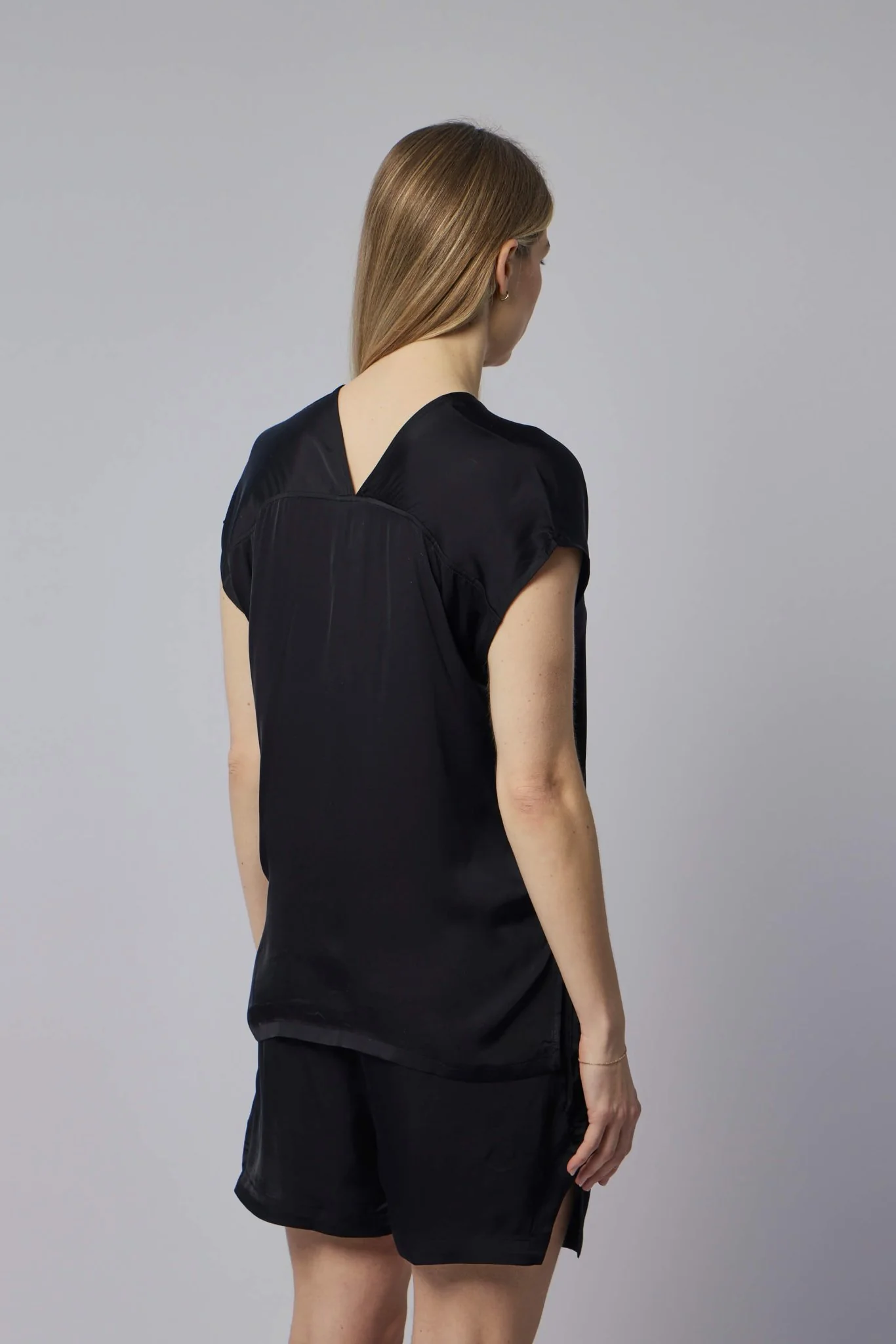 W H 20 - Image 5