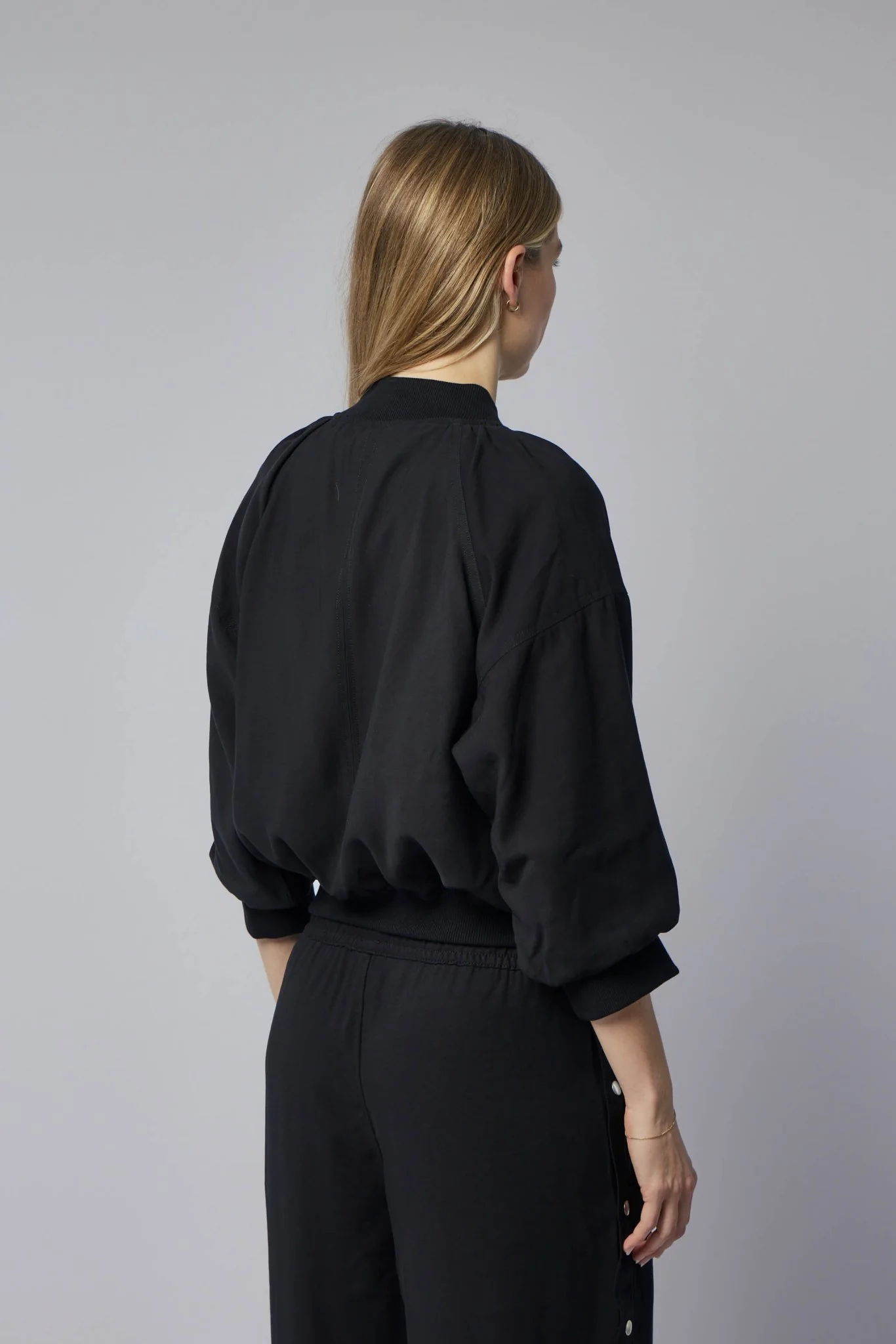 W J 220 - Image 4